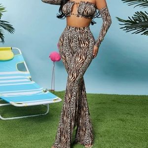 This is a sexy 2 piece set material really soft it’s a small stretches